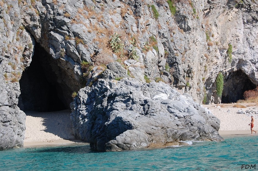 Calabria - scogliera di Copanello e grotte di San Gregorio